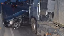Xế hộp vượt ẩu bị xe đầu kéo tông bẹp dúm