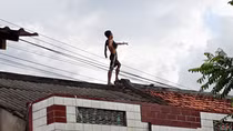 Đối tượng nghi “ngáo đá” cố thủ trên nóc nhà ở Cần Thơ