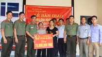 Công an tỉnh Hà Tĩnh bàn giao 2 nhà tình nghĩa cho thân nhân liệt sĩ CAND