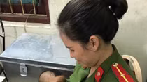 Thiếu úy Cảnh sát chăm sóc bé trai bị bỏ rơi