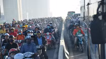 Giao thông ùn ứ trên cầu Sài Gòn vì va chạm giao thông