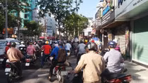 (NGHỊCH LÝ) Vỉa hè thông thoáng lại bị biến thành... đường giao thông