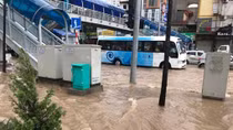 Nhiều khu vực ở Hà Nội ngập sâu do mưa lớn