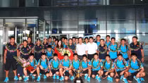 Cầu thủ U15 Việt Nam nâng cao cúp vô địch về nước