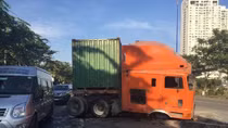 Xe đầu kéo cày nát dải phân cách lúc rạng sáng