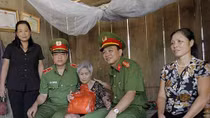 Tổng cục VIII – Bộ Công an đến với nhân dân vùng lũ huyện Hương Khê