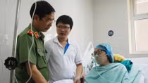 Báo CAND thăm, tặng quà của bạn đọc cho Thiếu úy Đậu Thị Huyền Trâm