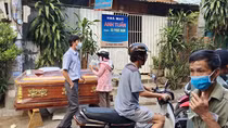 (RÙNG RỢN) Em trai tự đào huyệt chôn xác chị ruột trong nhà
