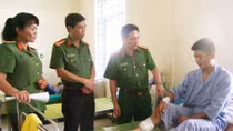 Dũng cảm cứu cụ bà trong đám cháy, Cảnh sát hình sự bị trọng thương