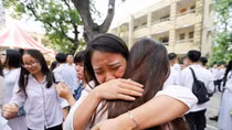 "Rồng vàng" Thủ đô òa khóc chia tay 12 năm đèn sách