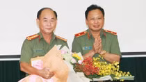 Trao Huy hiệu 30 năm tuổi Đảng tặng Đại tá Trần Kim Thẩm