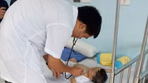 Tình hình sức khỏe bé trai bị bạo hành, bỏ rơi trong bệnh viện