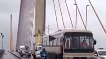 Lái xe Học viện Cảnh sát kể giây phút chắn gió cầu Bãi Cháy gây bão mạng