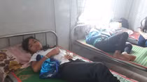 Sau bữa cơm, 30 học sinh nhập viện do bị ngộ độc