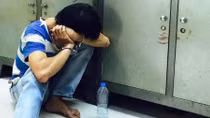 Hai em bé bị kẻ ngáo đá “múa dao” khống chế, đe dọa tính mạng