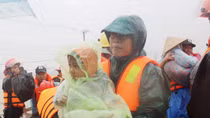 Hàng trăm cán bộ chiến sĩ Công an bám địa bàn, giúp dân trong mưa to, gió lớn