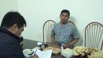 Vận chuyển 2 bánh heroin còn lao xe vào Cảnh sát để bỏ trốn