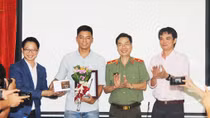 Trao giải cuộc thi ảnh “Vì bình yên cuộc sống” năm 2016