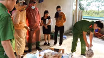 Kiểm tra kho hợp tác, phát hiện trên 1,1 tấn thực phẩm bốc mùi