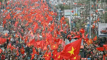 Những con đường rực đỏ màu cờ Tổ quốc