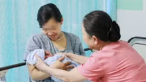 (Hy hữu) Sản phụ sinh con ngay trên xe cấp cứu