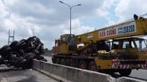Xe tải lộn nhiều vòng rồi vắt ngang dải phân cách cầu Phú Mỹ