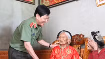 Thứ trưởng Nguyễn Văn Sơn thăm, tặng quà thân nhân các liệt sĩ hy sinh ở Truông Bồn