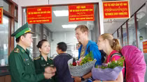 Hai khách quốc tế đầu tiên vào Việt Nam bằng thị thực điện tử qua Cửa khẩu Lao Bảo