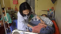 Nữ bác sĩ Công an mang con vào bệnh viện "trực chiến"