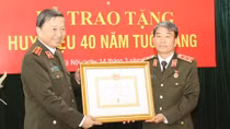 Trao tặng Trung tướng Trần Bá Thiều Huy hiệu 40 năm tuổi Đảng