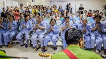 Món quà 20-10 ý nghĩa của cán bộ Công an dành cho các nữ bệnh nhân ung thư