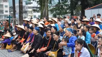 Người dân chen chân xem hát Then ở Hà Giang