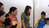 Hội Phụ nữ các đơn vị trực thuộc Bộ trưởng thăm hỏi, tặng quà Thiếu úy Đậu Thị Huyền Trâm