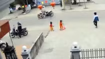 Bé 3 tuổi bị xe máy húc văng trên đường