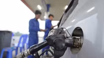 Tăng thuế xăng dầu và những hệ lụy