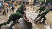 Lực lượng CAND giúp dân khắc phục hậu quả mưa lũ