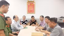 Hai đối tượng người Trung Quốc trốn truy nã sang Việt Nam ra đầu thú