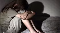 Gã hàng xóm đồi bại dụ dỗ bé gái khuyết tật làm chuyện người lớn