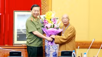 Bộ trưởng Tô Lâm tặng 40 xe lăn cho người khuyết tật