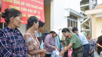 Chia sẻ khó khăn với người dân vùng bão lũ Khánh Hòa