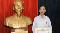 Trao Huy hiệu 40 năm tuổi Đảng tặng Nhà báo Đào Minh Khoa