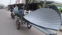 Lãnh đòn từ "máy chém" trên đường phố