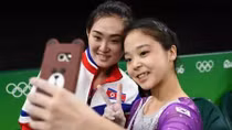 VĐV Hàn Quốc và Triều Tiên rủ nhau 'selfie' ở Olympic gây sốt