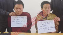 Hai tội phạm ma túy lao xe vào Cảnh sát bỏ trốn cùng 2 bánh heroin