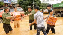 Sáng đẹp sắc phục CAND giúp dân trong mưa lũ