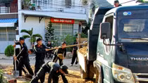 Cảnh sát cơ động giúp dân khắc phục hậu quả thiên tai ở Nha Trang