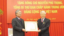 Tổng Bí thư Nguyễn Phú Trọng nhận Huy hiệu 50 năm tuổi Đảng