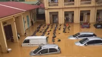 Mưa lũ trắng trời, hàng nghìn người dân cuống cuồng chạy lũ