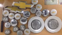 Cặp vợ chồng giả vờ đi dạo, trộm cắp nhiều logo xế hộp 