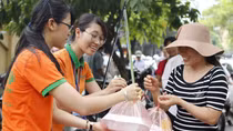 Hàng ngàn suất cơm miễn phí đến tận tay thí sinh